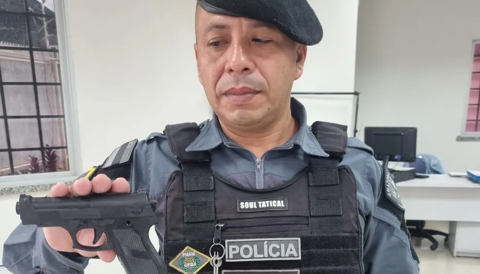 Homem é detido com arma de brinquedo em local de votação no AM