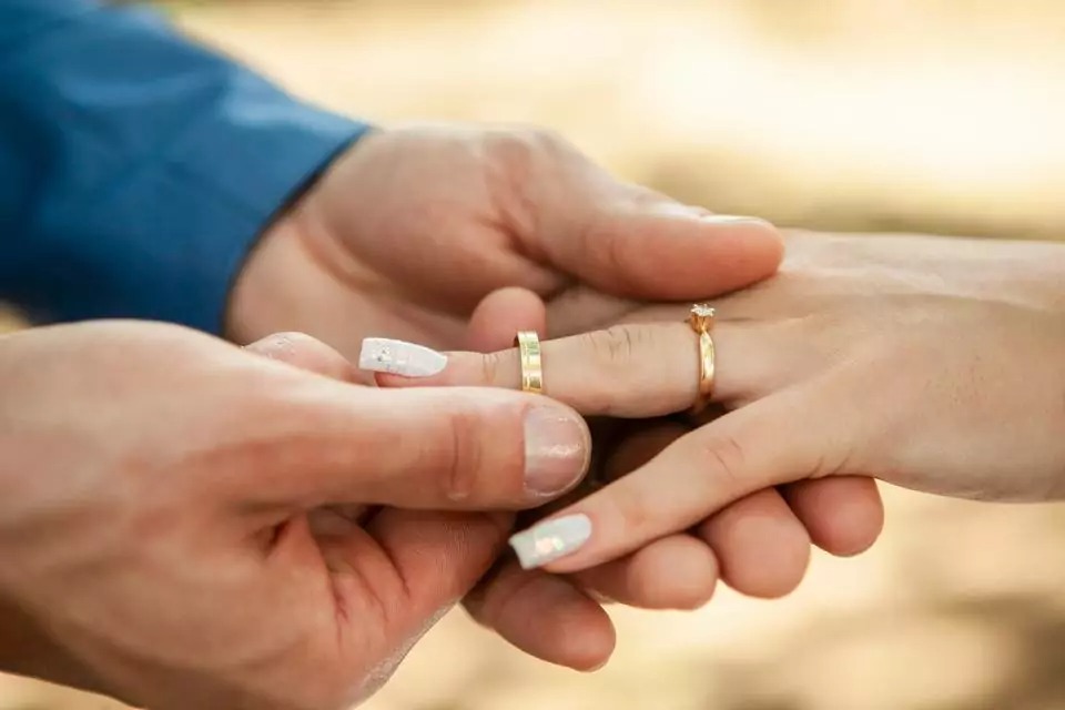 Número de mulheres que usam sobrenome do esposo após casar cai 47% no AM